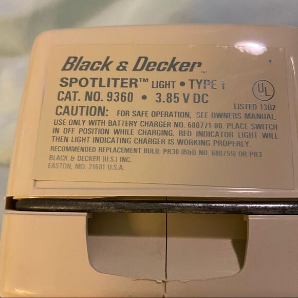 Black and Decker SPOTLITER, Electric, Rechargeable Flashlight, Wall Mount Offer? - Picture 6 of 8